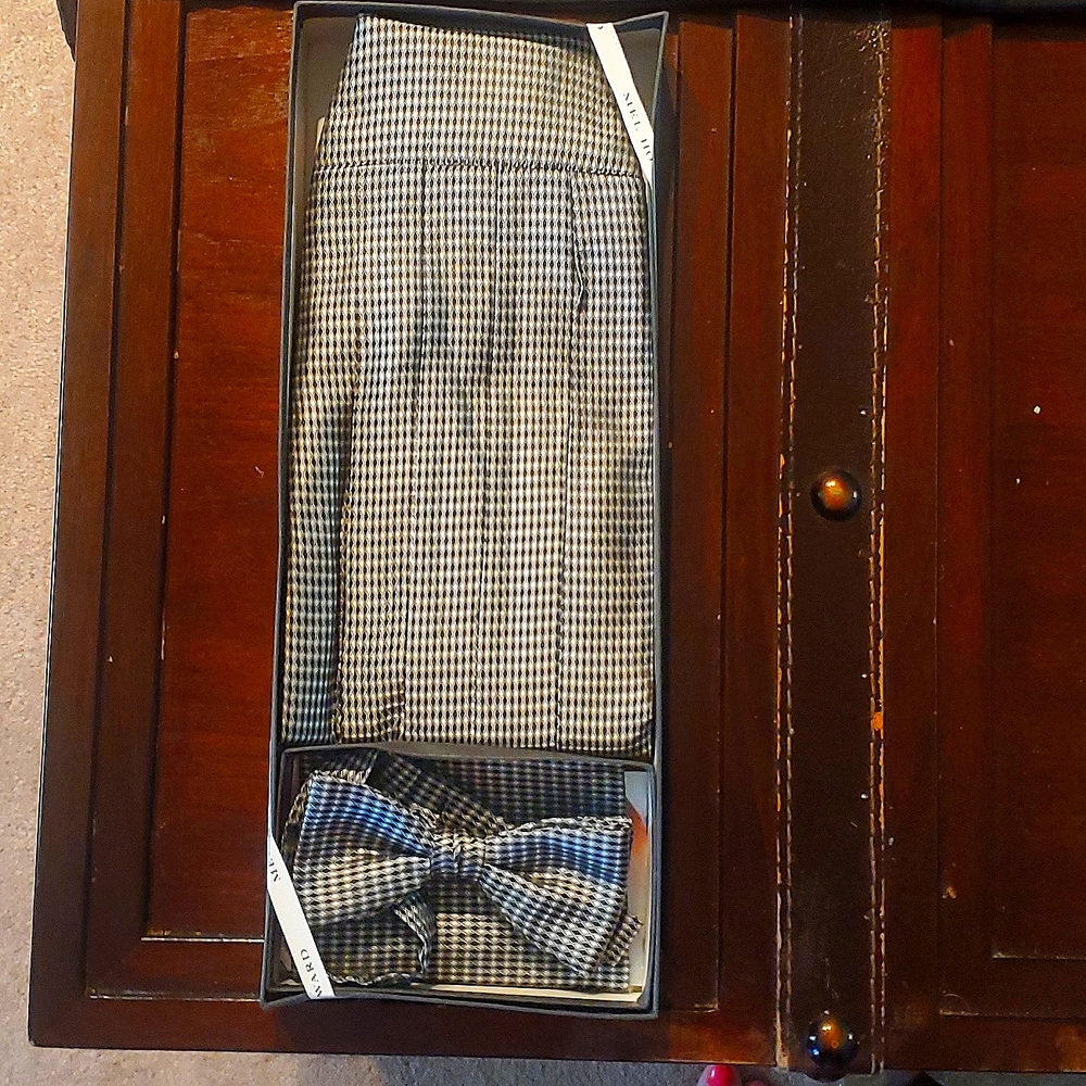 Mel Howard silk bow tie cumberbund and handkerchief black and white